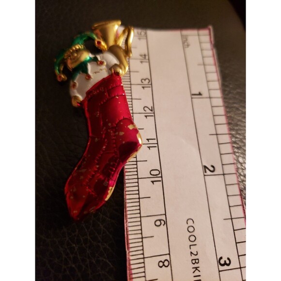 Vintage Christmas Stocking Brooch Red Enamel Goldtone - Picture 3 of 3